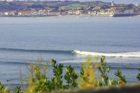 où surfer à biarritz lors de tempête